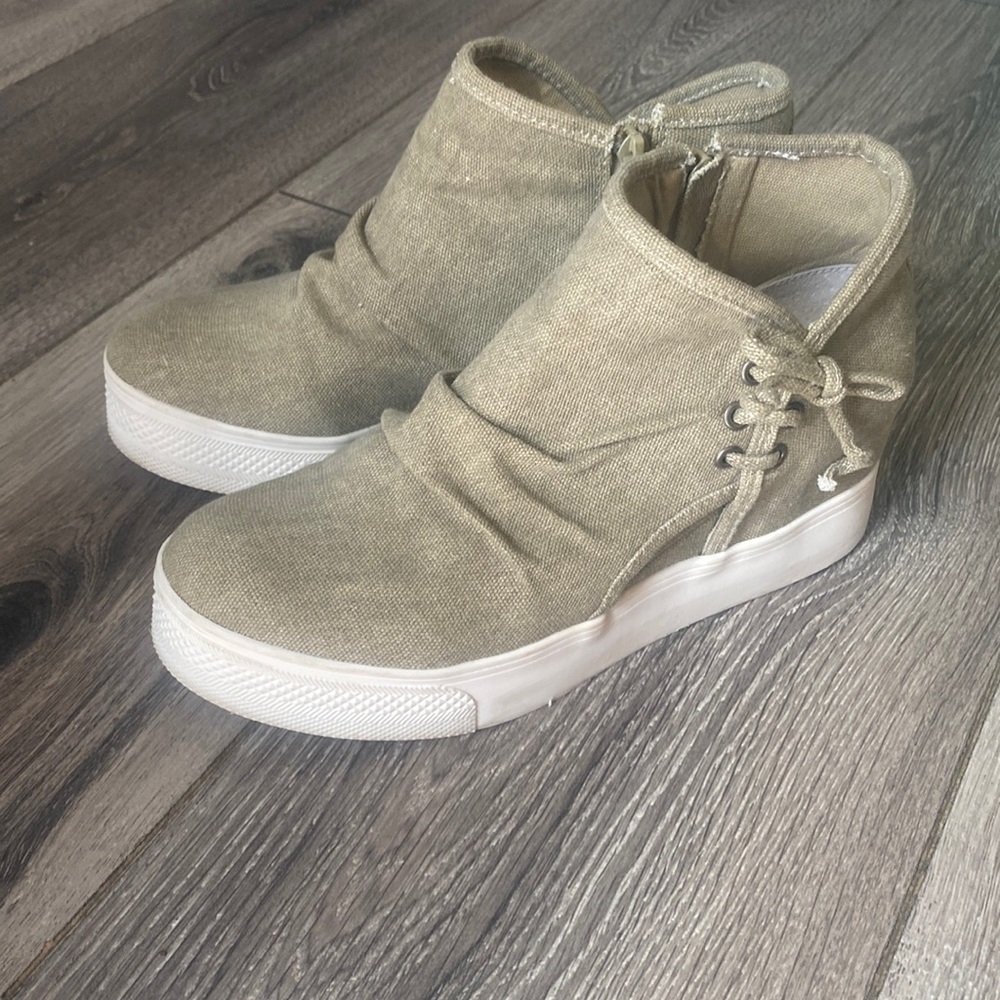 Very G ankle wedge bootie size 8 but fits like a 7.5